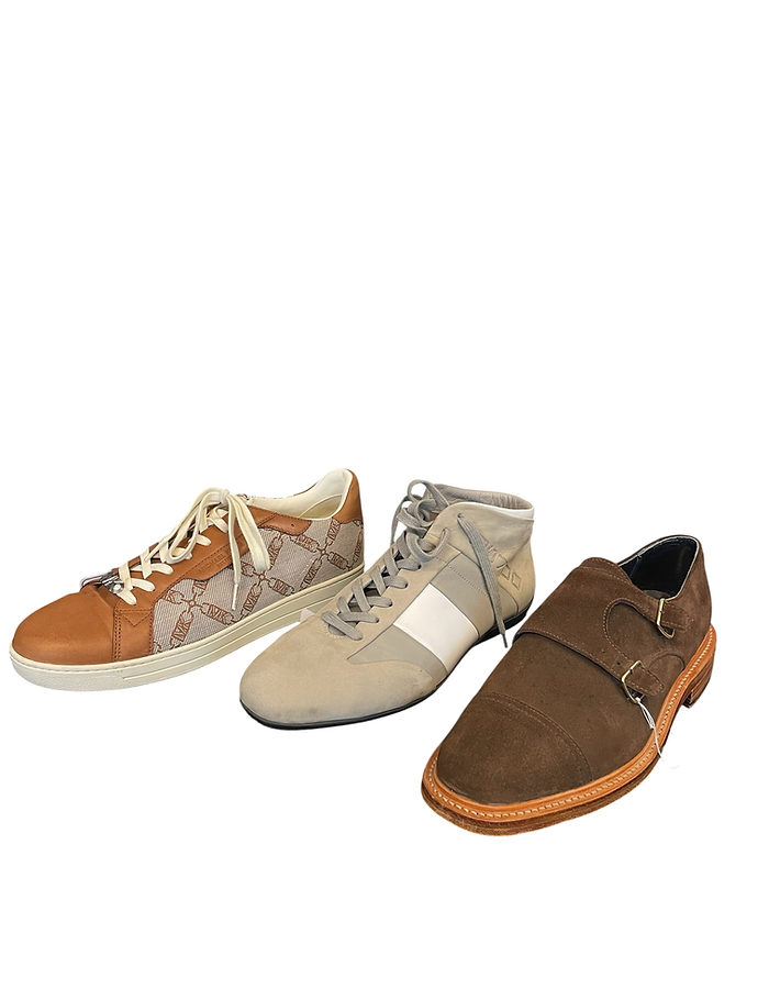 Auswahl an Sneakern und Business-Schuhen im Regal