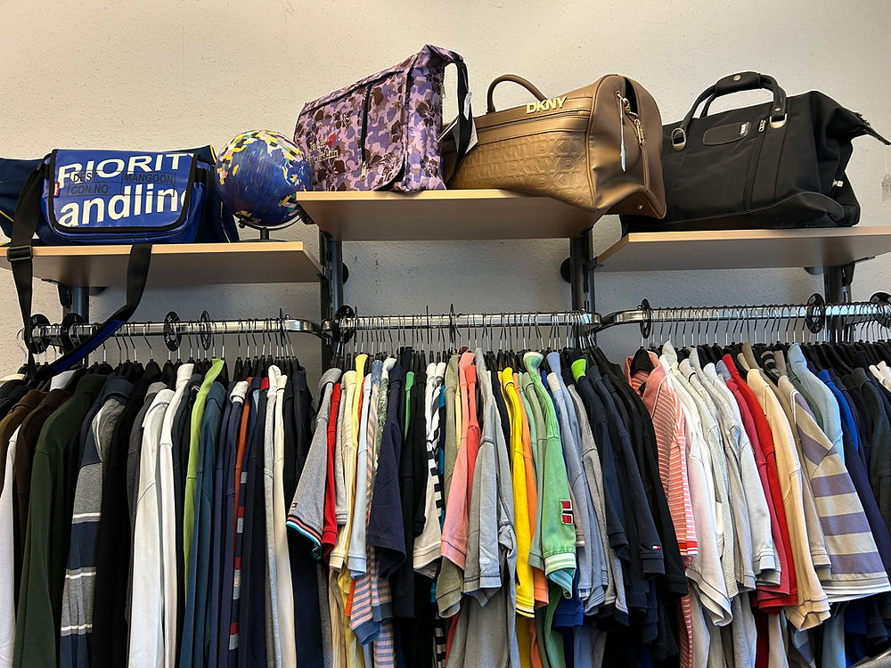 Taschen im obersten Regal über der Kleiderstange