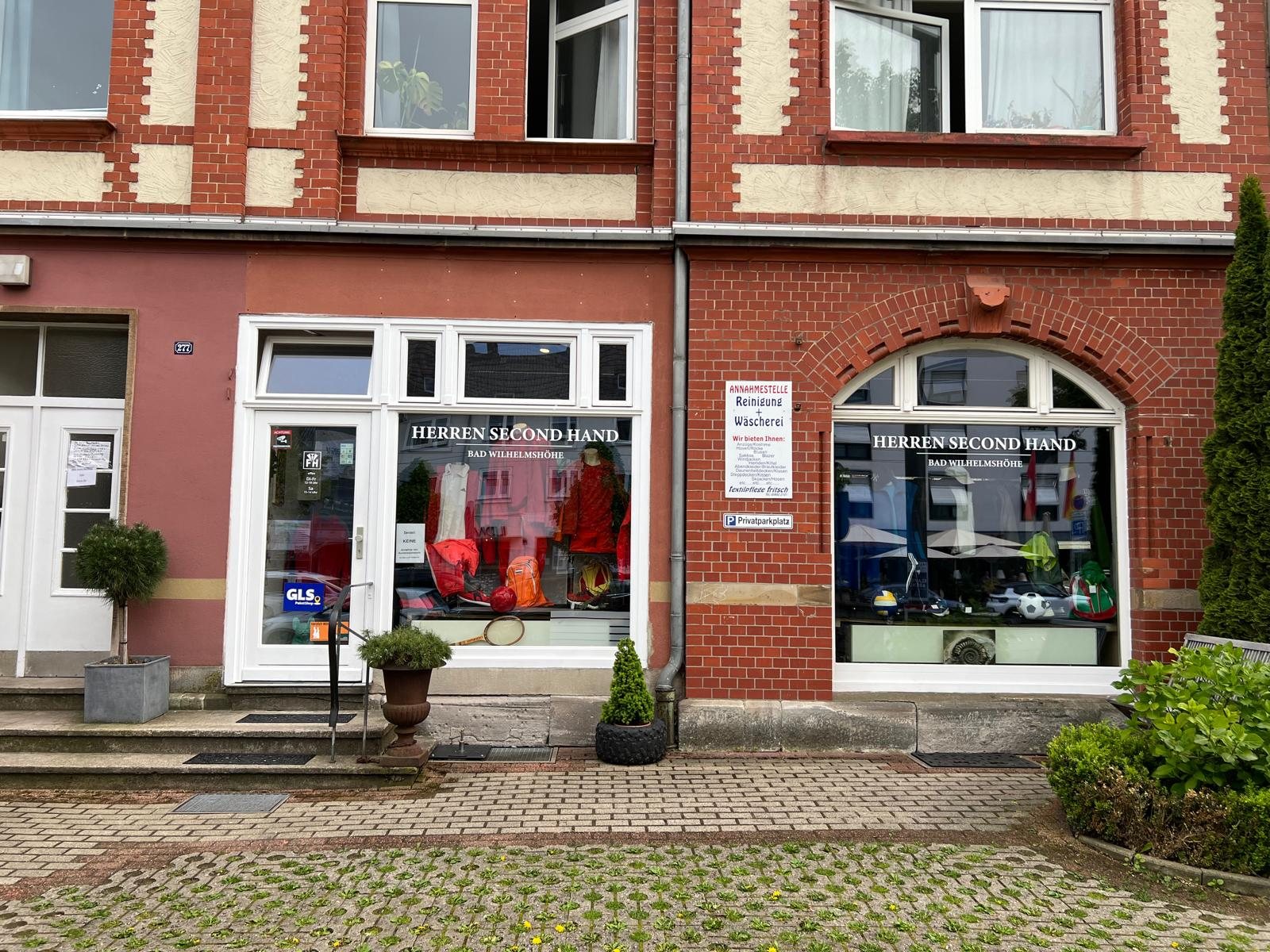 Ladenfront von Herren Second Hand mit beiden Schaufenstern in der Wilhelmshöher Allee, Kassel